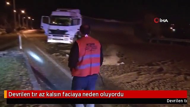 Devrilen tır az kalsın faciaya neden oluyordu