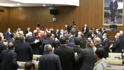 Descargar video: Ankara Büyükşehir Belediyesi Meclisinde AK Parti ve CHP üyeleri birbirlerine girdi