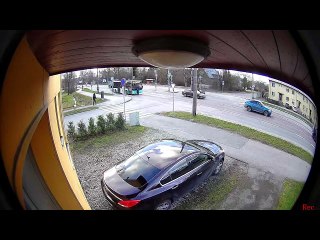 Drunken Man Stops Bus and Breaks Windshield with Wine Bottle