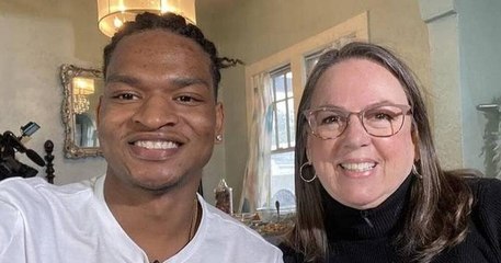 Une grand-mère et un inconnu qu'elle avait invité par erreur s'apprêtent à célébrer leur sixième Thanksgiving ensemble