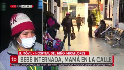 La Paz: Madre duerme en la puerta del Hospital del Niño esperando que su hija internada se recupere