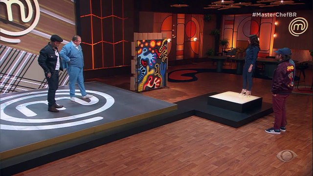 O grafite feito pela jurada ganha elogios d'Os Gêmeos e dos competidores