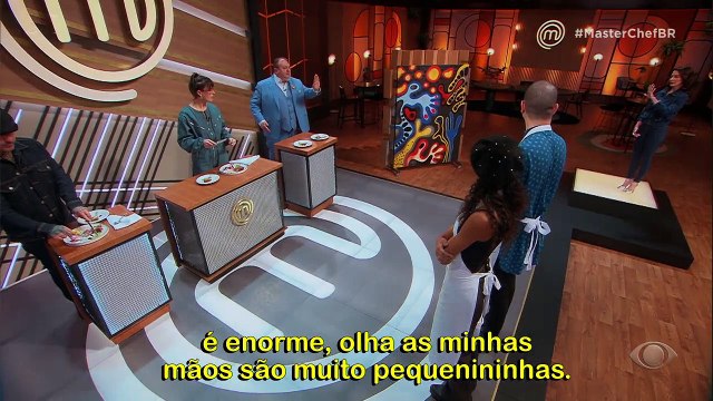 A dupla faz pernil de cordeiro com mil folhas de mandioca, vagem sauté e molho de jabuticaba; eles recebem muitas críticas dos jurados