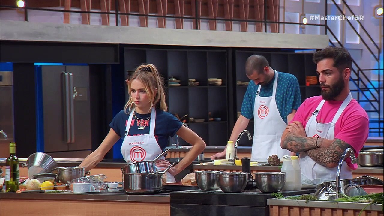 A massa folhada da participante também é crua, mas peixe e molho com acidez marcante garantem elogios