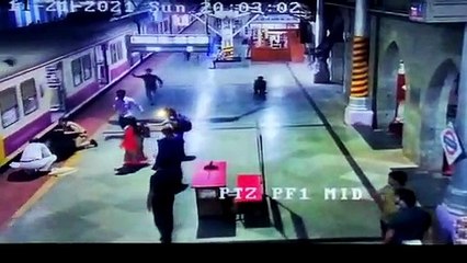 என்னா ஸ்பீடு..!! ரயில் நிலையத்தில் மின்னல் வேகத்தில் பயணி உயிரைக் காப்பாற்றிய பெண் காவலர்