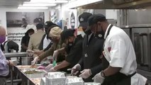 Biden y Harris reparten comidas de 'Acción de gracias' a los más necesitados