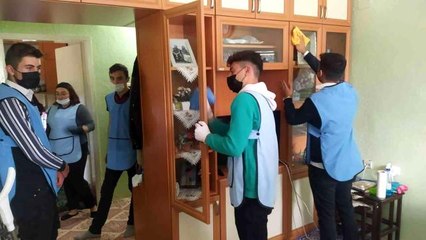 Engelli kadının evini lise öğrencileri temizledi
