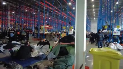 Miles de personas aguardan en un almacén a que Bielorrusia decida cómo devolverlos a casa