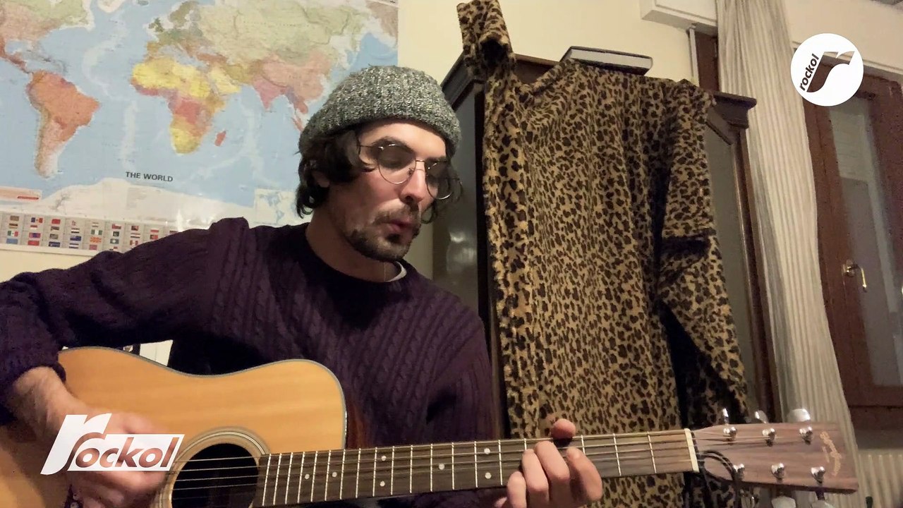 Jesse the Faccio canta e suona "Cose che ho" li...
