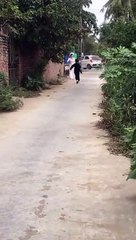 Thấy mẹ từ nhà chồng về, bé trai mừng rỡ ôm chặt rồi nhắn 1 câu khiến nhiều người bật khóc