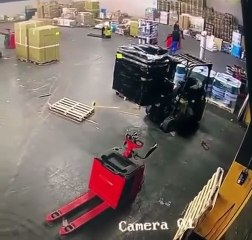 El conductor de un montacargas patea un palé !