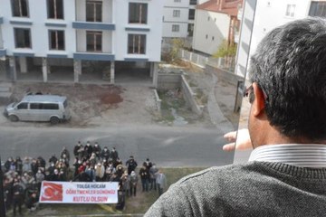 KANSER TEDAVİSİ GÖREN ÖĞRETMENE, ÖĞRENCİLERİNDEN DUYGULANDIRAN ZİYARET