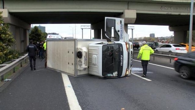 BASIN EKSPRES YOLU'NDA BARİYERLERE ÇARPAN KAMYONET YAN YATTI