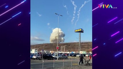 Ratusan Roket Meledak, Asap Beracun Membumbung Tinggi