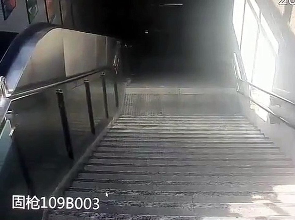 Une femme a le nez sur son téléphone et tombe dans les escaliers (Chine)