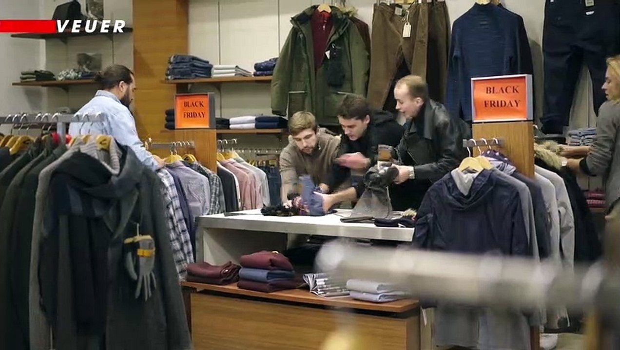 Must See! Watch as Dozens of Looters Take Part in Smash and Grab Looting at Luxury Retailers