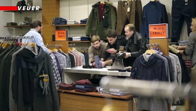 Must See! Watch as Dozens of Looters Take Part in Smash and Grab Looting at Luxury Retailers