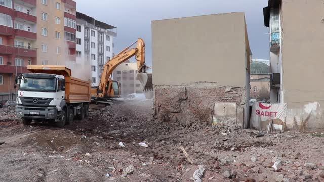 Riskli olduğu için tahliye edilen 7 bina belediye ekiplerince yıkıldı