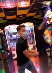 Quand tu te sens chaud pour taper le record au punching ball électronique !