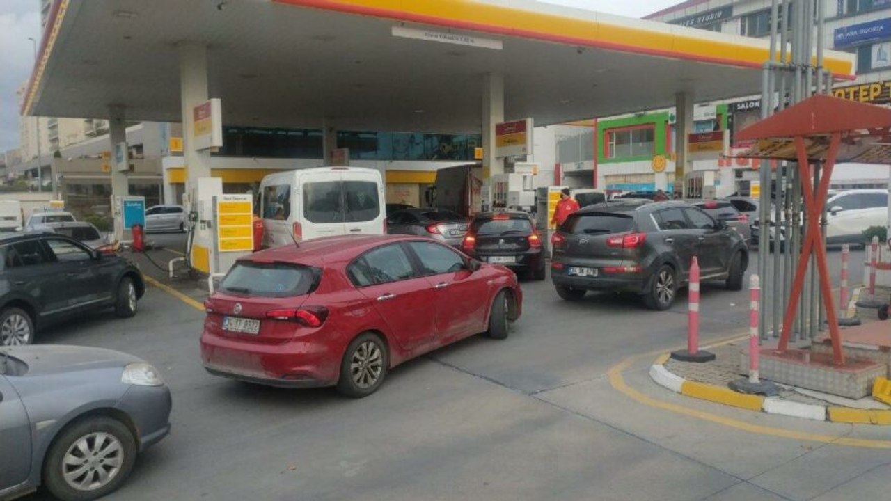 Zam kararının ardından benzin istasyonlarında uzun kuyruklar oluştu