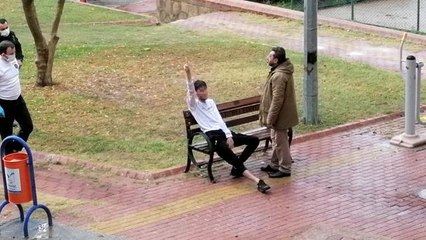 Parkta çakmak gazı kullanan gencin ibretlik hali