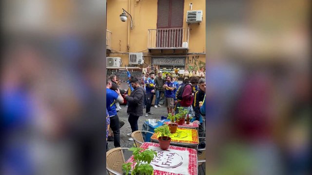 Maradona, i tifosi del Boca Juniors improvvisano una festa per Diego al centro storico