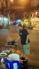 Le chef jette un plat cuisiné et le serveur le reçoit sur le côté de la route sans aucun gaspillage