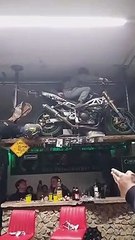 Subiu a uma mota em exposição num bar e acelerou a fundo... o que podia dar errado?