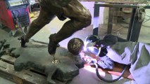 Un anno senza Diego Maradona, ecco una statua in bronzo davanti allo stadio