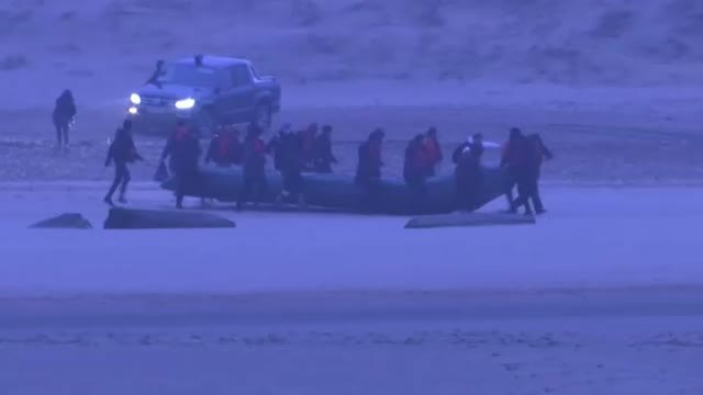Medio centenar de migrantes se juegan la vida para cruzar el Canal de la Mancha