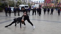 Bir grup kadın, kadına şiddete farkındalık oluşturmak için dans etti