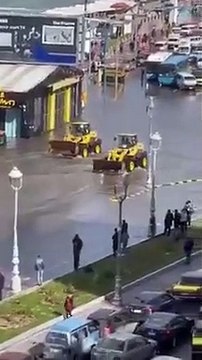 Ils tentent d'enlever l'eau d'une route inondée avec une méthode un peu douteuse