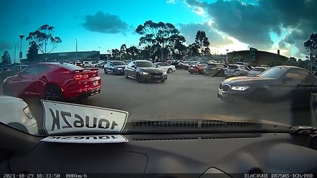 Ce conducteur fait un burn dans les bouchons mais va vite le regretter