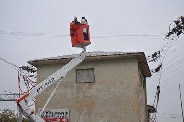 TRAFO ÇATISINI BOYARKEN ELEKTRİK AKIMINA KAPILDI