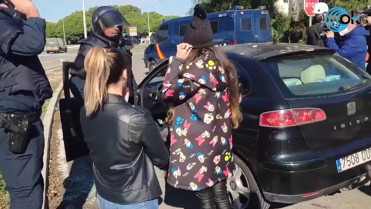 La Policía recupera y devuelve a su dueña un coche que los piquetes usaron de parapeto
