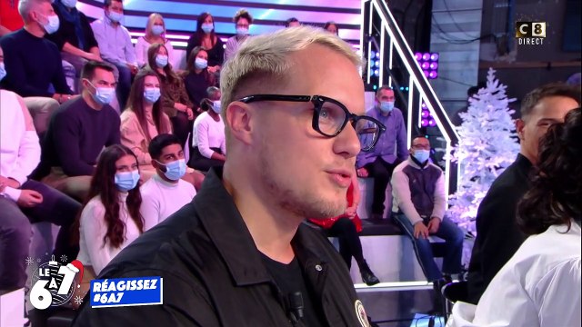 Delphine Wespiser embrasse Valérie Benaim dans Touche pas à mon poste .