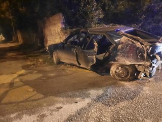 Son dakika haberleri... Ehliyetsiz sürücü otomobille duvara çarptı: 5 çocuk yaralı