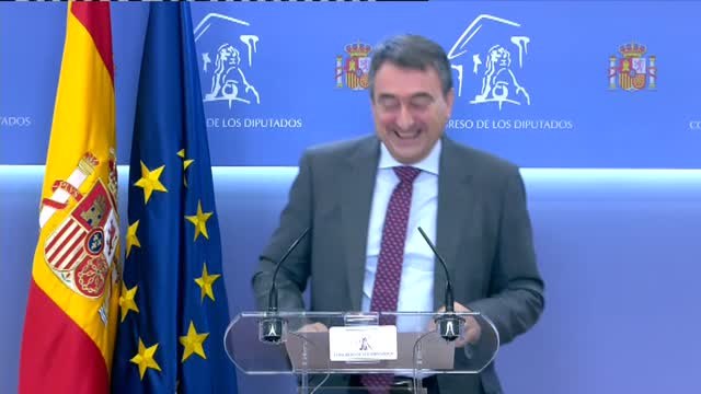 Aitor Esteban recibe una llamada de Félix Bolaños en plena rueda de prensa por los Presupuestos