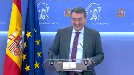 Aitor Esteban recibe una llamada de Félix Bolaños en plena rueda de prensa por los Presupuestos