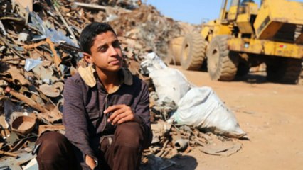 طفل يملك موهبة صوتية مميزة يعمل في مستودع للخردة