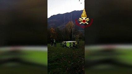 Download Video: Parapendista si incastra tra i cavi della rete elettrica, salvata dai Vigili del Fuoco nel torinese - VIDEO