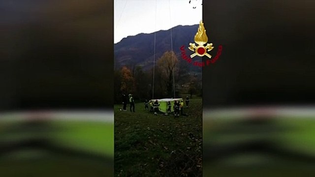 Parapendista si incastra tra i cavi della rete elettrica, salvata dai Vigili del Fuoco nel torinese - VIDEO