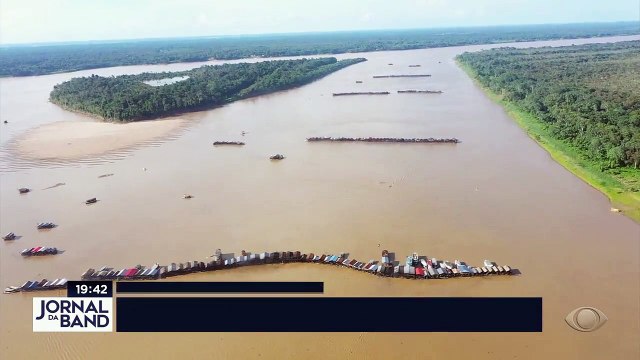 Balsas invadem Rio Madeira para garimpo ilegal de ouro no Amazonas. A exploração de minerais na região é proibida.