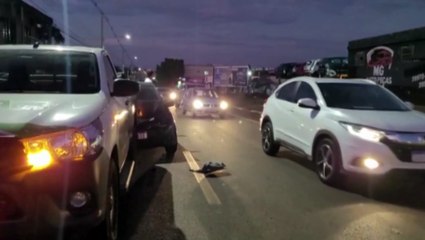 Engavetamento deixa o trânsito lento na Rua Jorge Lacerda