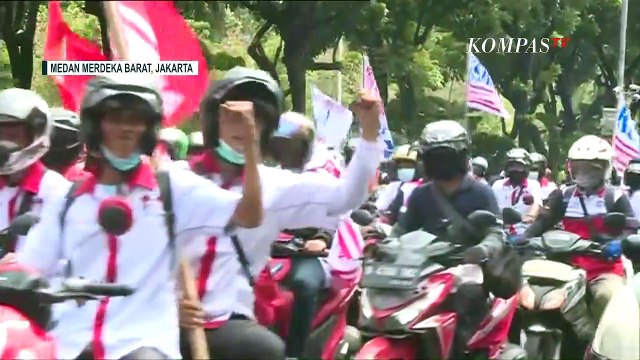 Unjuk Rasa Buruh di Gedung Balai Kota DKI Jakarta Sambut Sidang Putusan MK Soal UU Cipta Kerja