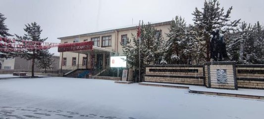 Aşkale güne kar yağışı ile başladı