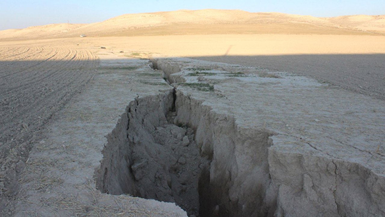 Aksaray’da yer altı suyu çekildi, yüzey yarıkları oluştu