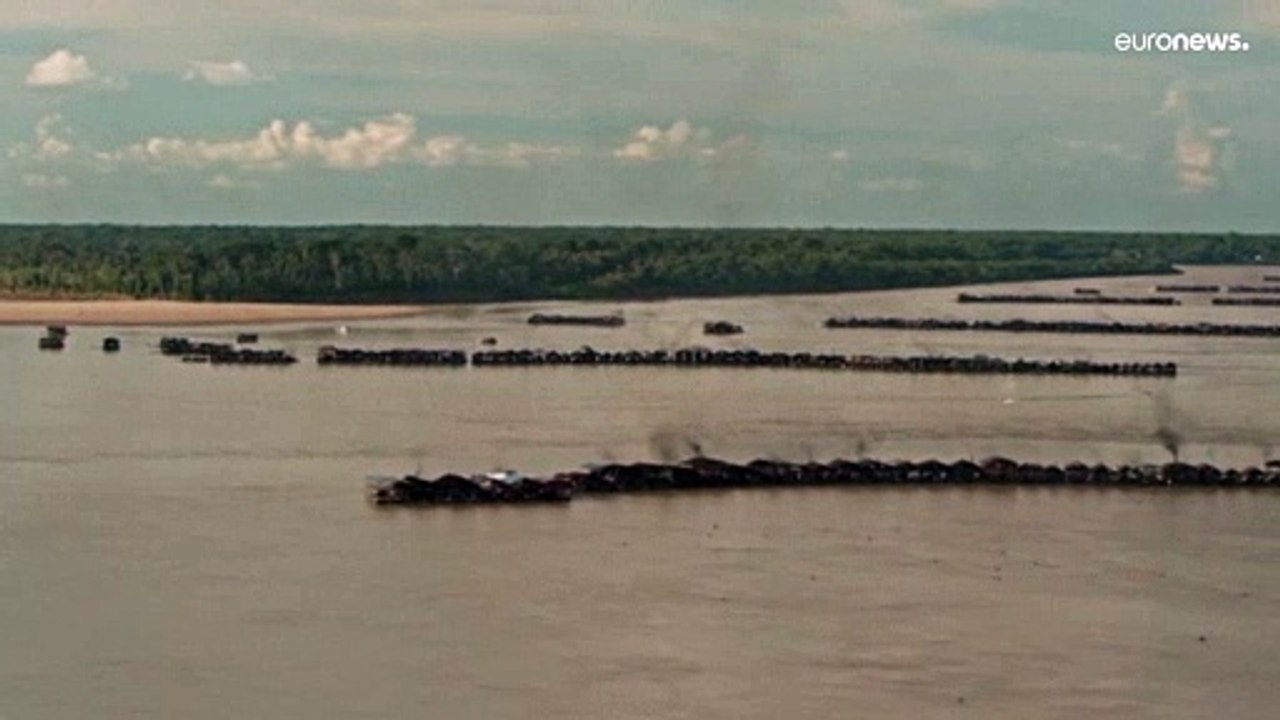 Brasilien: Boote durchkemmen Rio Madeira nach Gold