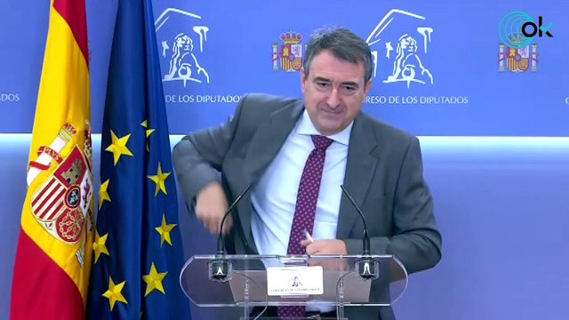 Aitor Esteban recibe una llamada de Félix Bolaños en plena rueda de prensa por los Presupuestos