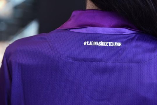 Samsunspor'dan kadına şiddetle mücadeleye mor formalı destek